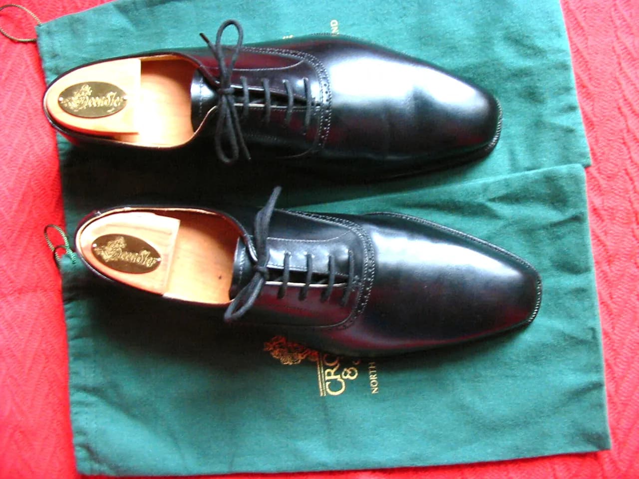 City Oxford shoes detail